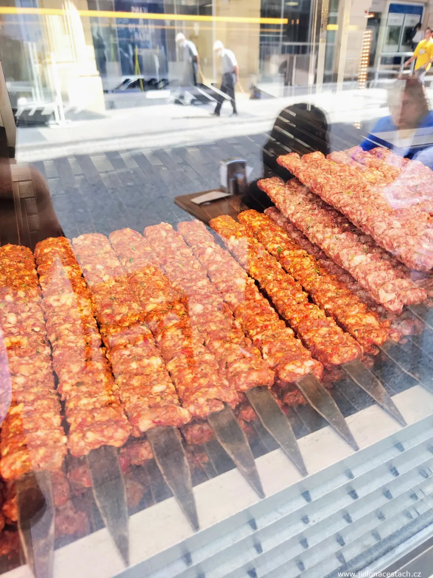 Reštaurácia Gaziantep Közde Künefe Kebap Salonu: ponuka kebabu.
