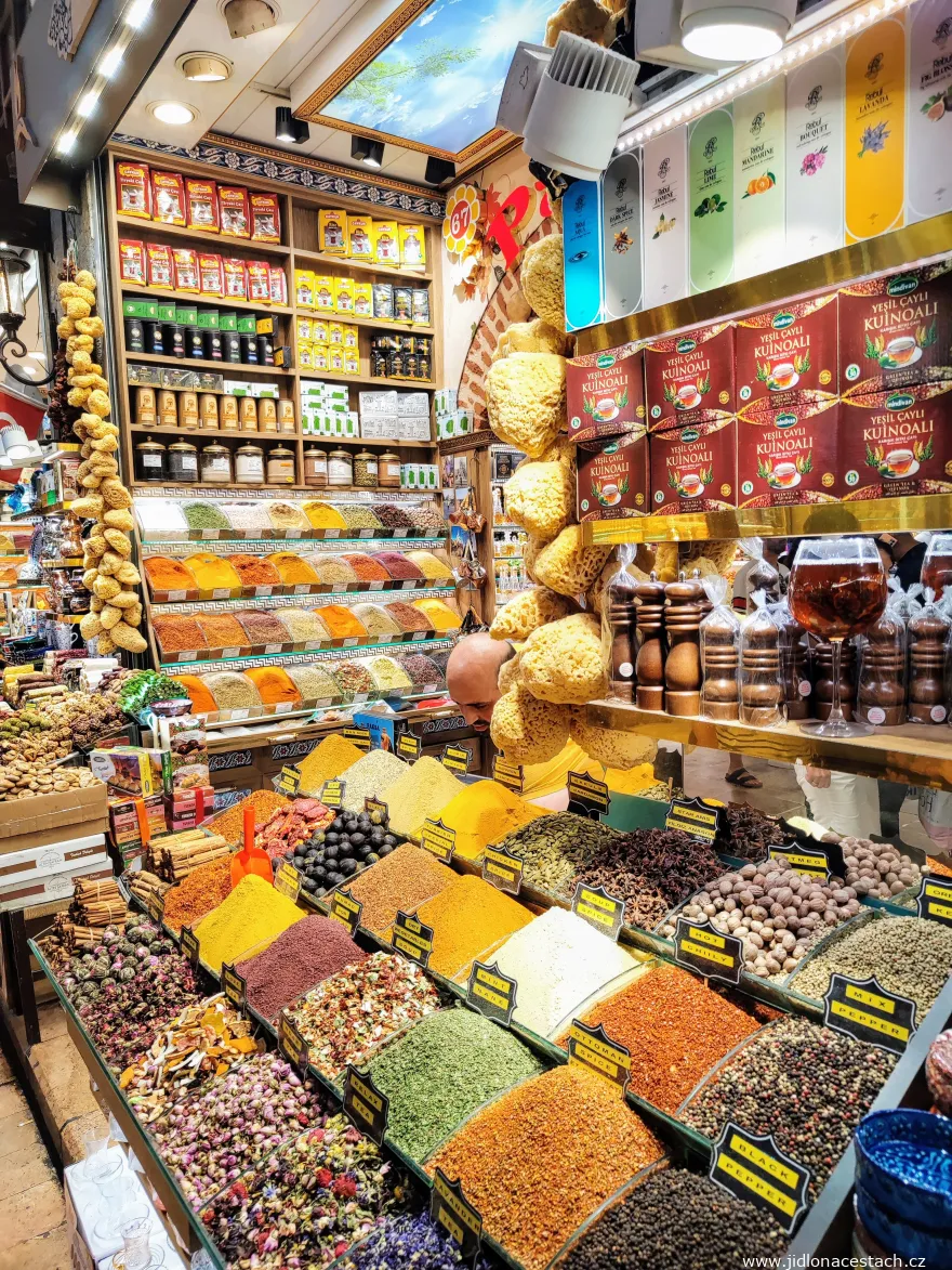 Le bazar égyptien, Istanbul : l'offre de thés et d'épices. Le bazar égyptien, Istanbul : l'offre de thés et d'épices.
