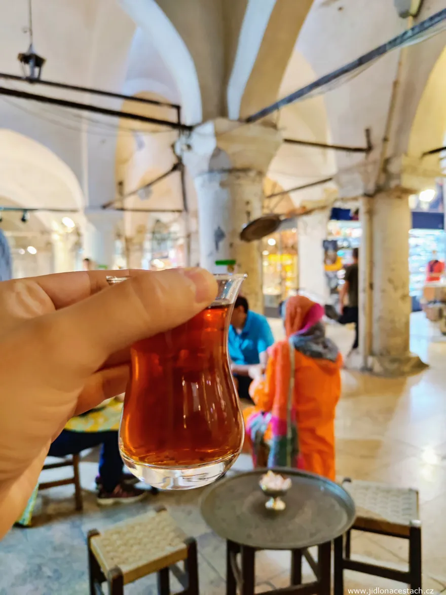 Tee in den Gassen des Großen Basars in Istanbul.