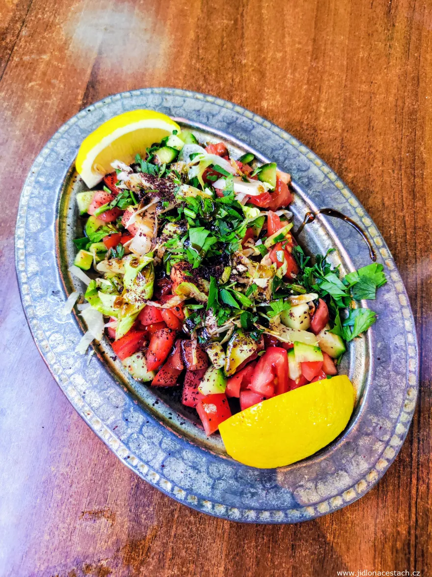 Reštaurácia Gaziantep Közde Künefe Kebap Salonu: zeleninový šalát. Reštaurácia Gaziantep Közde Künefe Kebap Salonu: zeleninový šalát.