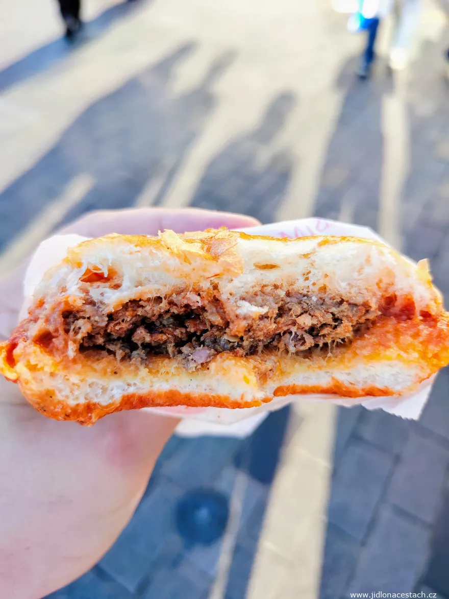Islak burger : le hamburger mouillé turc. Rien de plus qu'un pain, de la viande et une sauce tomate relevée d'un peu d'ail.