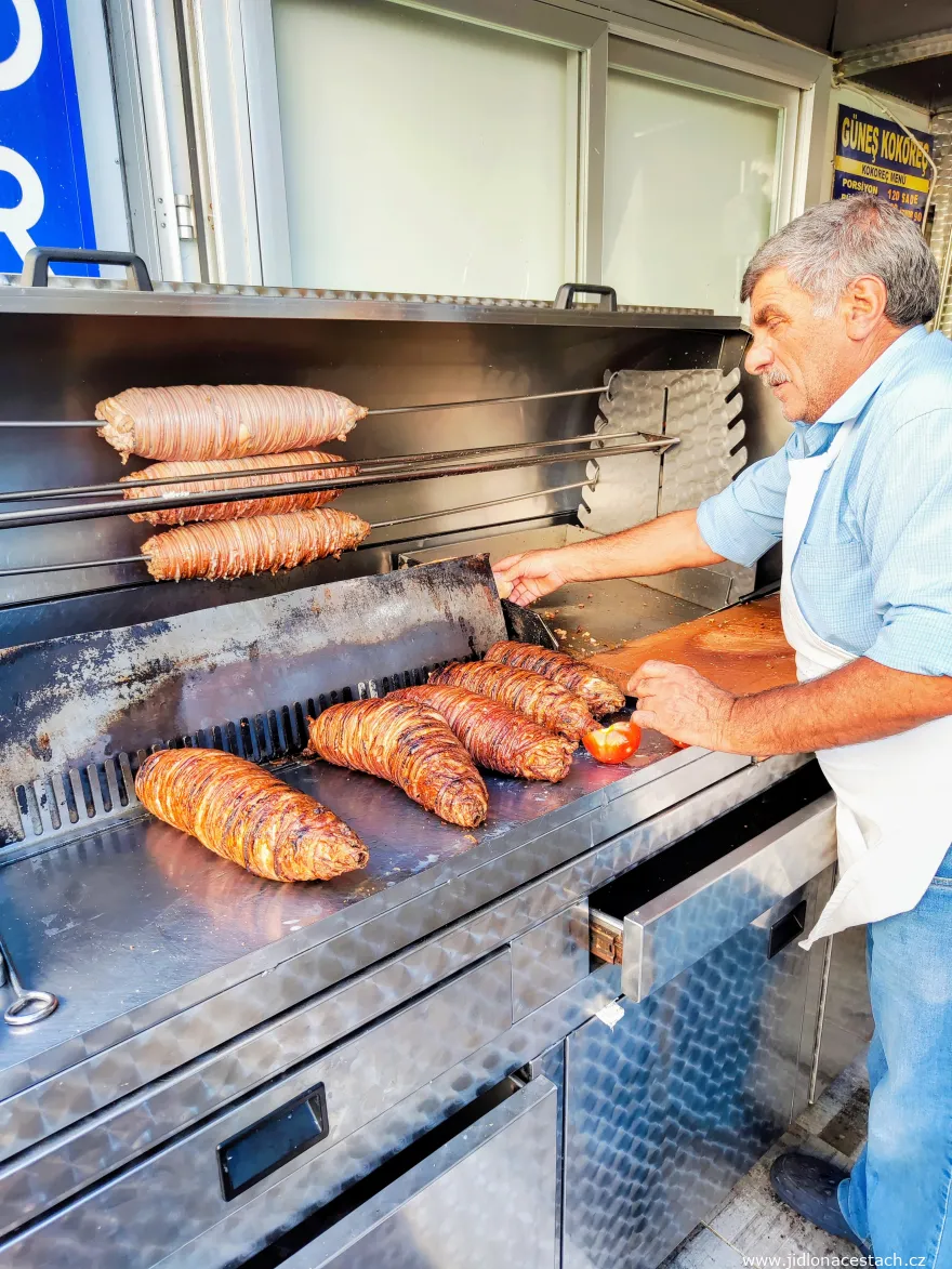 Kokoreç: Zubereitung auf dem horizontalen Grill. Kokoreç: Zubereitung auf dem horizontalen Grill.