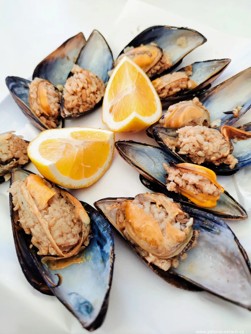 Midye dolma: mušle plnené ryžou. Typické turecké jedlo. Midye dolma: mušle plnené ryžou. Typické turecké jedlo.