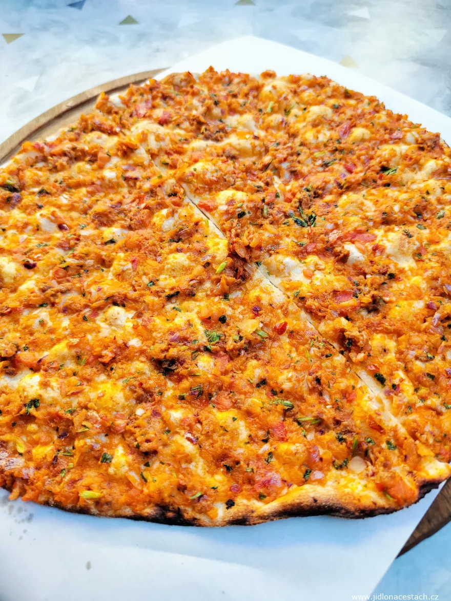 Lahmacun: knuspriges türkisches Fladenbrot mit Fleisch. Lahmacun: knuspriges türkisches Fladenbrot mit Fleisch.