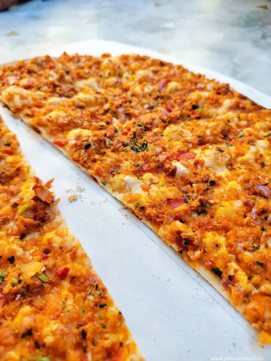 Lahmacun: knuspriges türkisches Fladenbrot mit Fleisch.