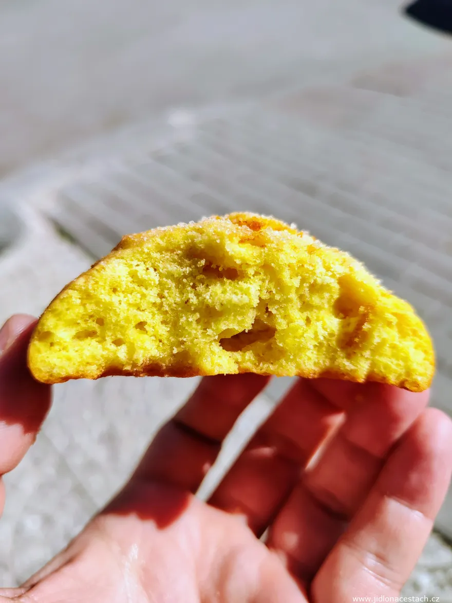 Kurabiiki: el interior desmigajable de una galleta partida. Kurabiiki: el interior desmigajable de una galleta partida.