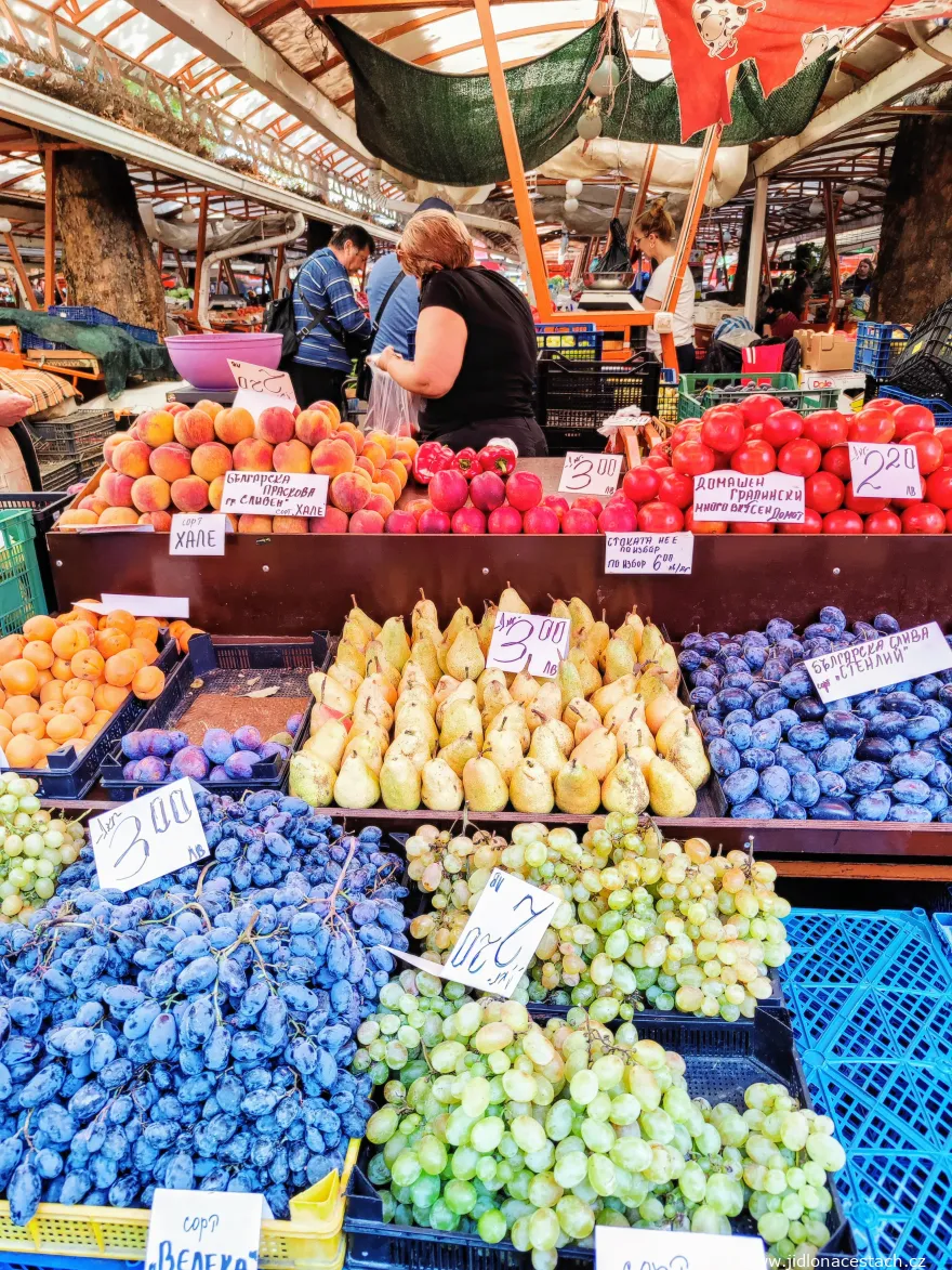 Los mercados de productores de Varna: pirámides de fruta y verdura con sus etiquetas de precio. Los mercados de productores de Varna: pirámides de fruta y verdura con sus etiquetas de precio.
