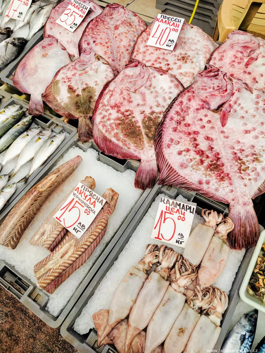 Le marché aux poissons de Varna : un turbot frais de la mer Noire sur la glace. Le marché aux poissons de Varna : un turbot frais de la mer Noire sur la glace.