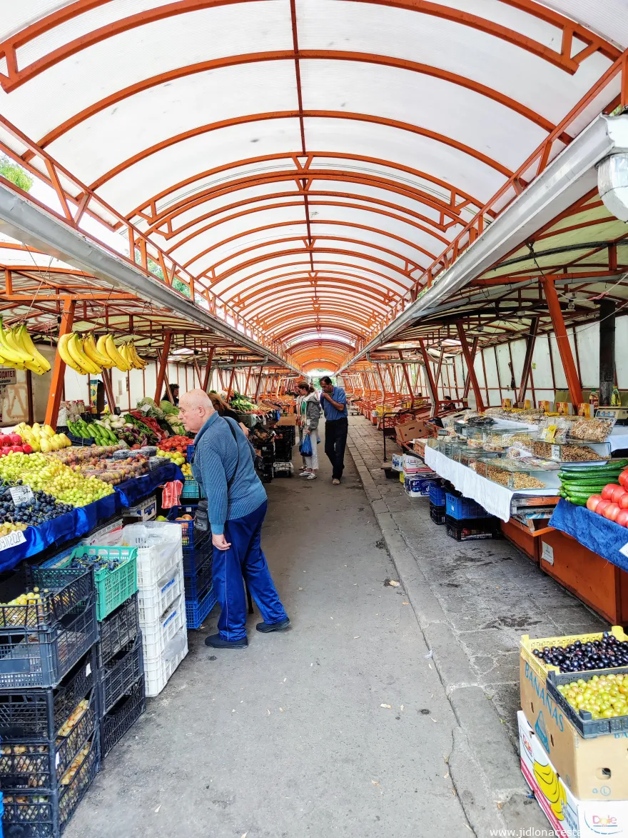 Der Blaue Markt: überdachte Gasse mit Obst- und Gemüseständen. Der Blaue Markt: überdachte Gasse mit Obst- und Gemüseständen.