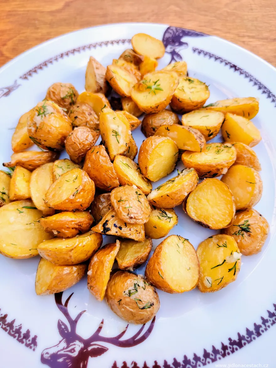Mladé brambory s česnekem a koprem v bulharské restauraci