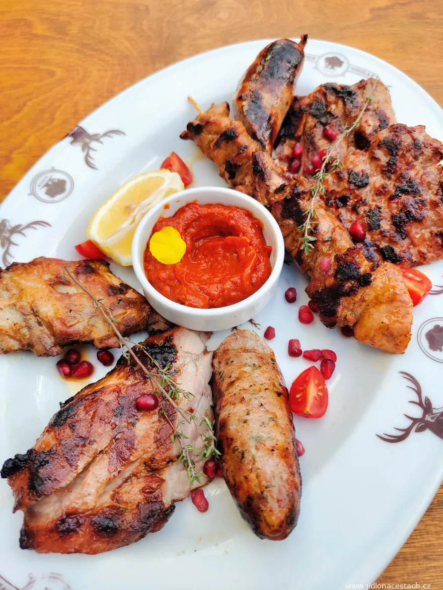 Mix grilovaných jídel v bulharské restauraci