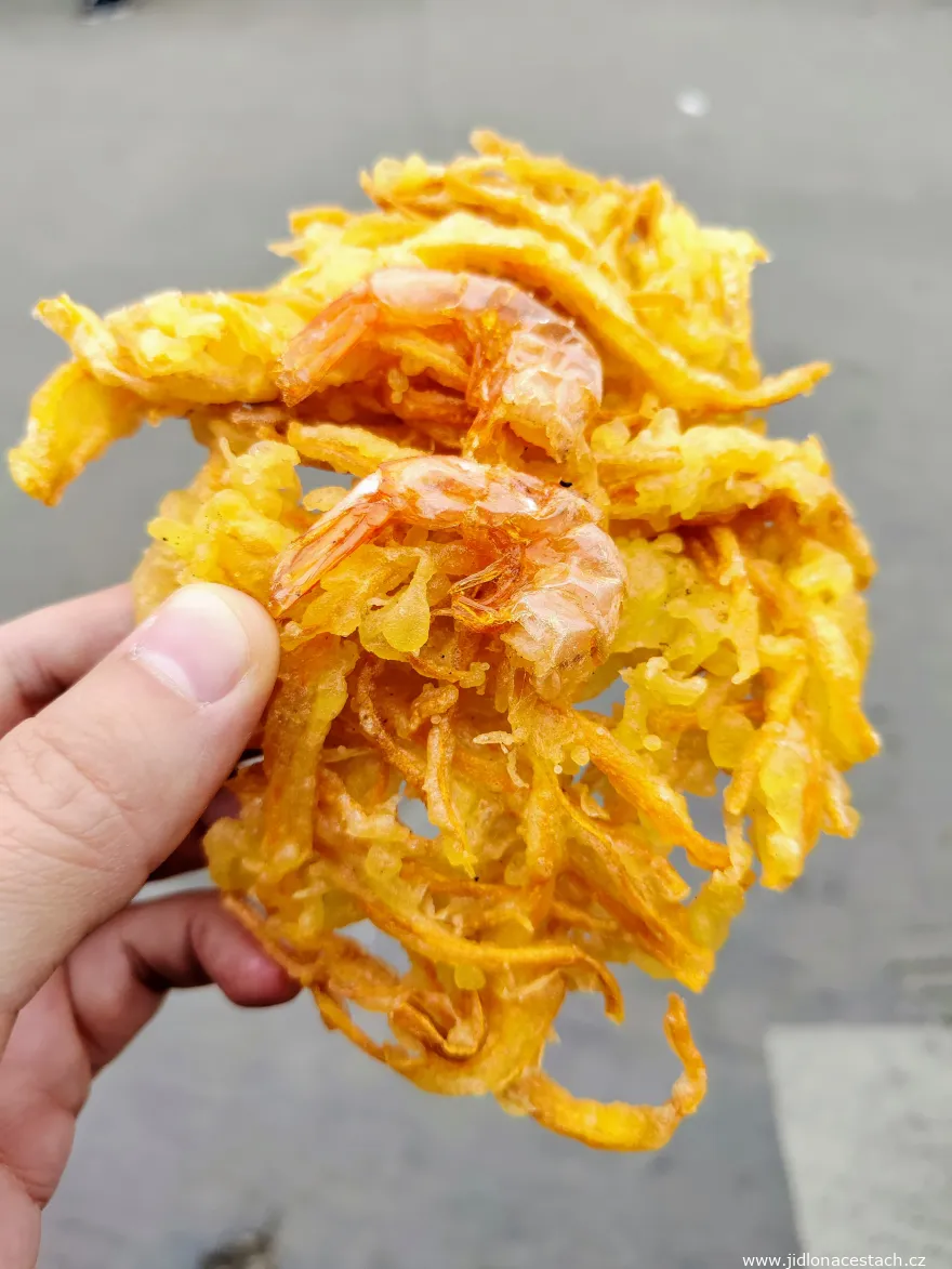 Smažené placičky z batátů a krevet (bánh khoai tôm) Smažené placičky z batátů a krevet (bánh khoai tôm)