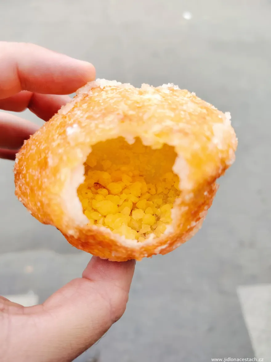 Sladká smažená koule s náplní (bánh cam)