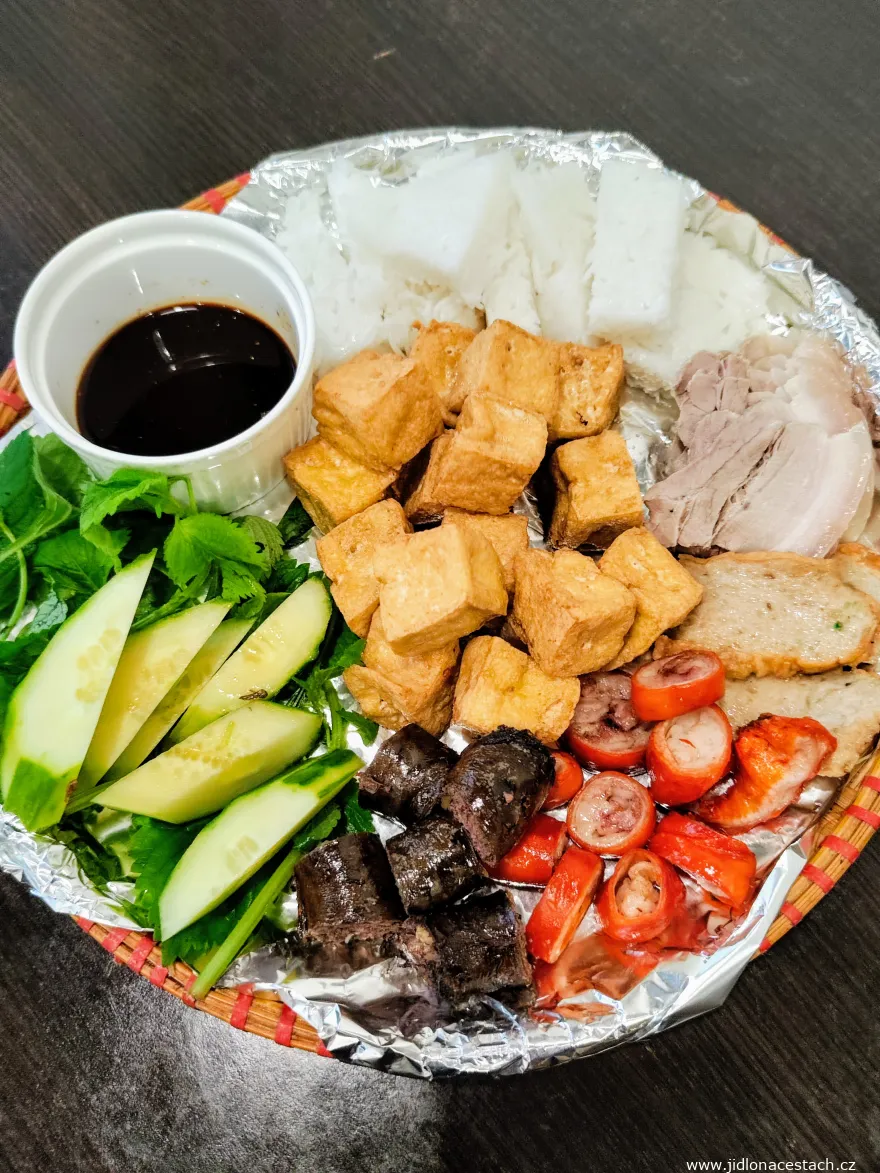 Rýžové nudle se smaženým tofu, bůčkem, plněnými vepřovými střevy, masem chả cốm a zeleninou a bylinkami Rýžové nudle se smaženým tofu, bůčkem, plněnými vepřovými střevy, masem chả cốm a zeleninou a bylinkami