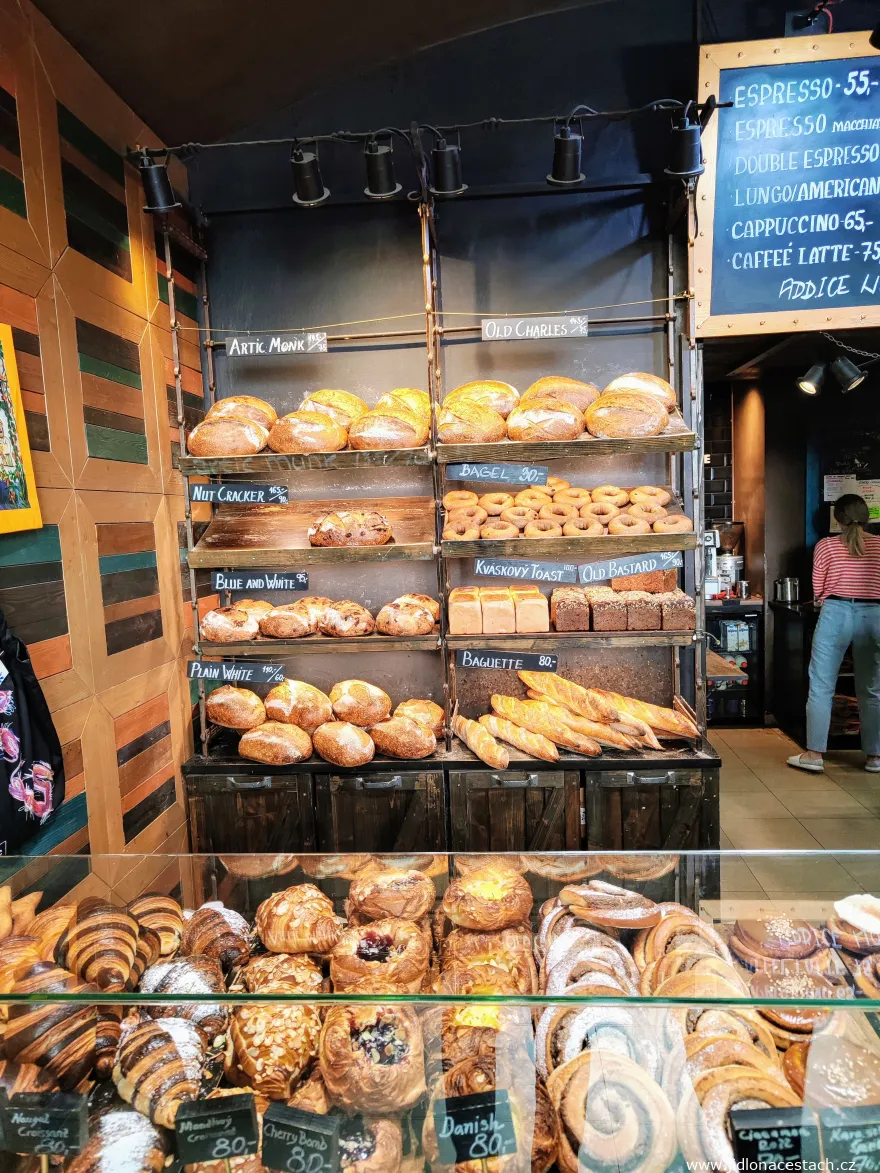 Artic bakehouse: prateleiras com pães e a vitrina com croissants e bolinhos. Artic bakehouse: prateleiras com pães e a vitrina com croissants e bolinhos.