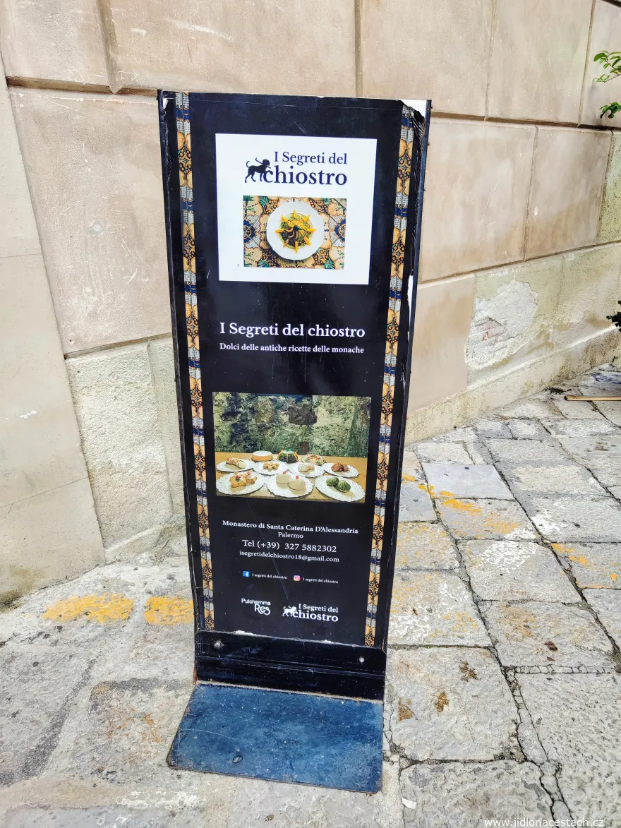 Sign outside the entrance to the I Segreti del Chiostro patisserie