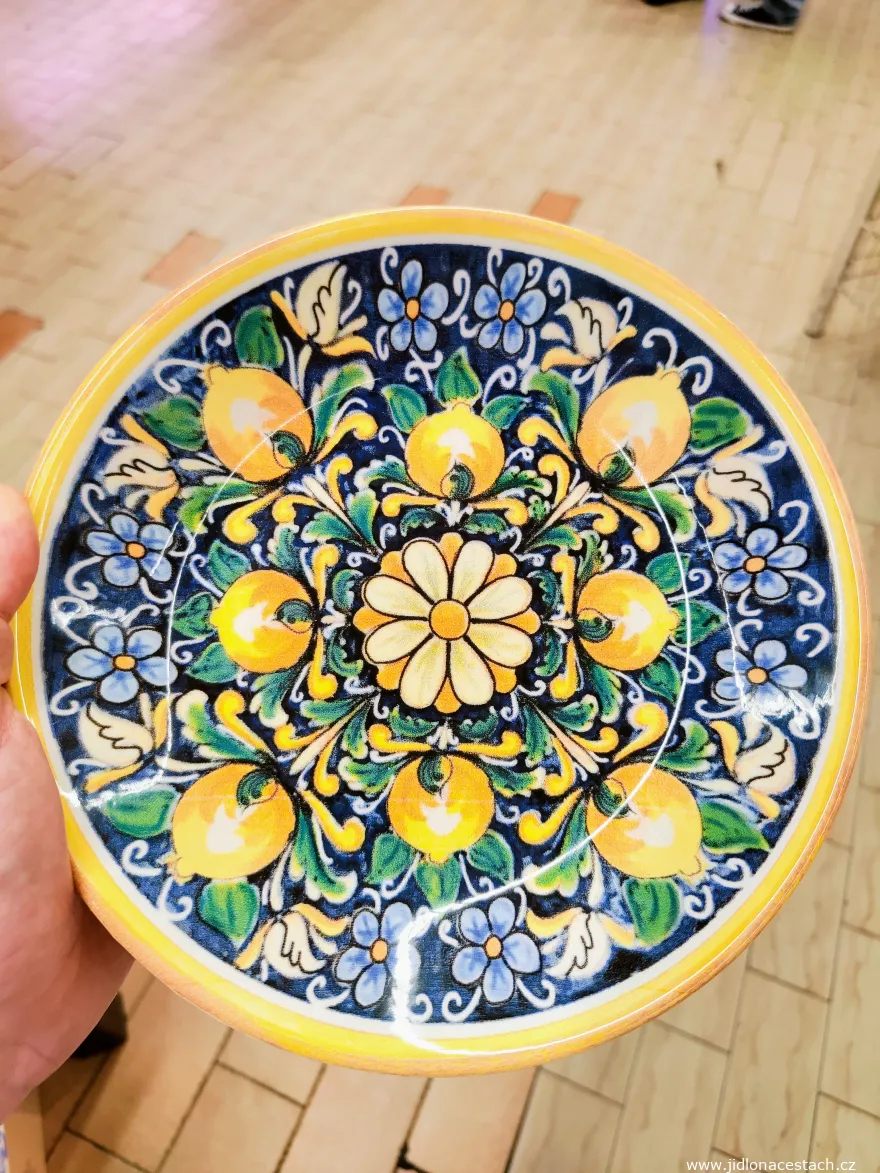 Ceramics with Sicilian motifs Ceramics with Sicilian motifs