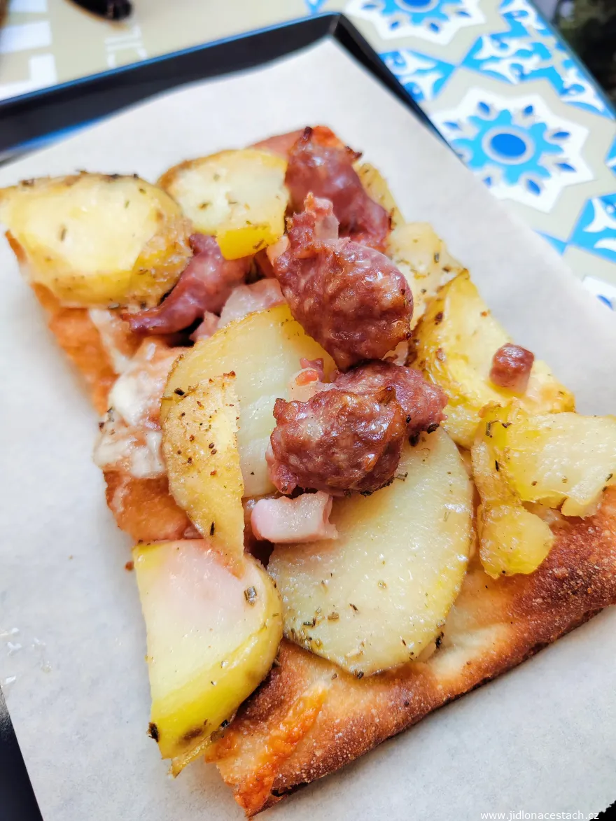 Pizza s pečenými bramborami a klobáskou salsiccia