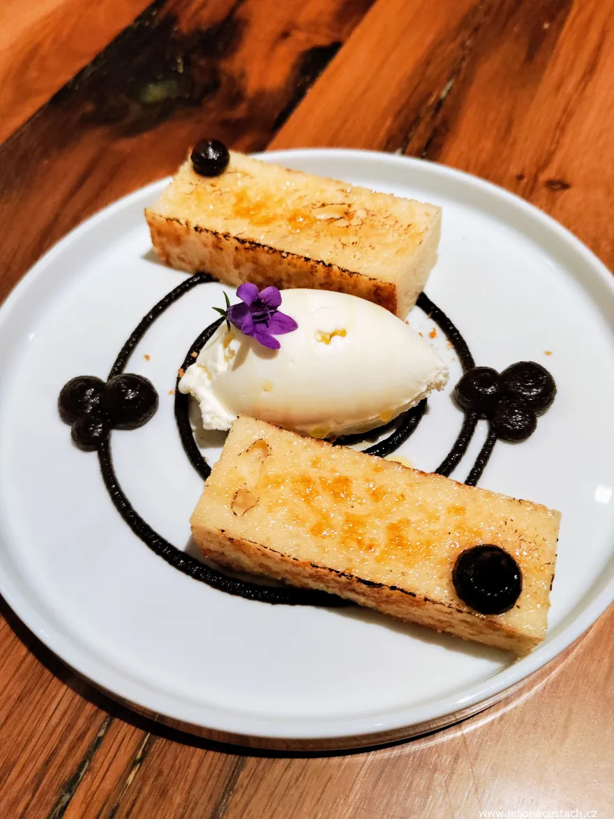 Torrijas, džem z černých oliv, zmrzlina z olivového oleje, mandle