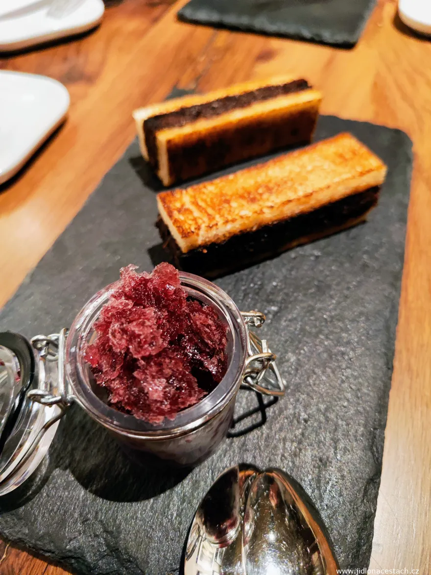 Das spanische Restaurant El Camino: gegrilltes Ochsenschwanz-Sandwich mit Nelkengranité. Ein wunderbar intensiver Geschmack!