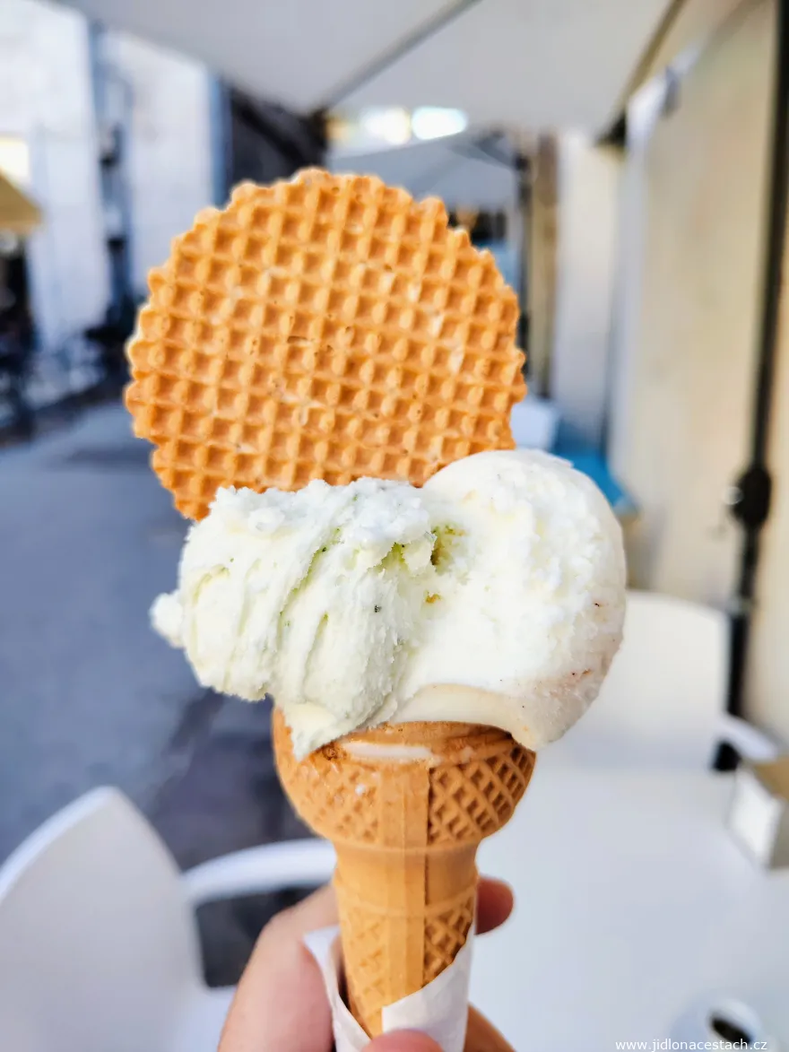 Helado de lima con albahaca y de chocolate blanco de la heladería Il Cucchiaino de Siracusa. Helado de lima con albahaca y de chocolate blanco de la heladería Il Cucchiaino de Siracusa.