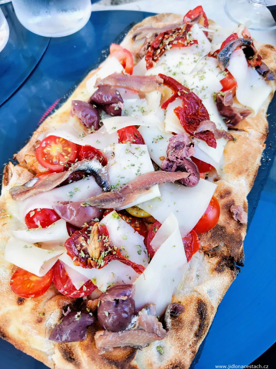 Pani cunzatu: Brot belegt mit Sardellen, Käse, Tomaten und Oliven. Pani cunzatu: Brot belegt mit Sardellen, Käse, Tomaten und Oliven.