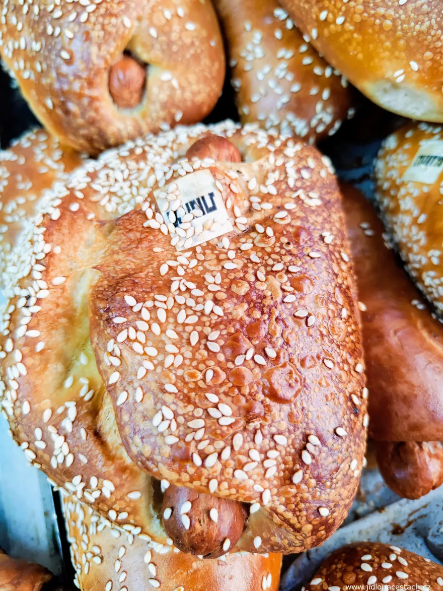 Ponuka pečiva v pekárni Geula Ponuka pečiva v pekárni Geula