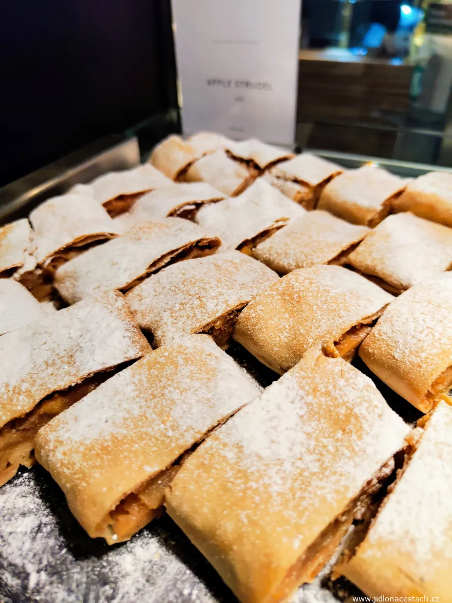 Le traditionnel strudel aux pommes au salon Sky Lounge de Vienne. Le traditionnel strudel aux pommes au salon Sky Lounge de Vienne.