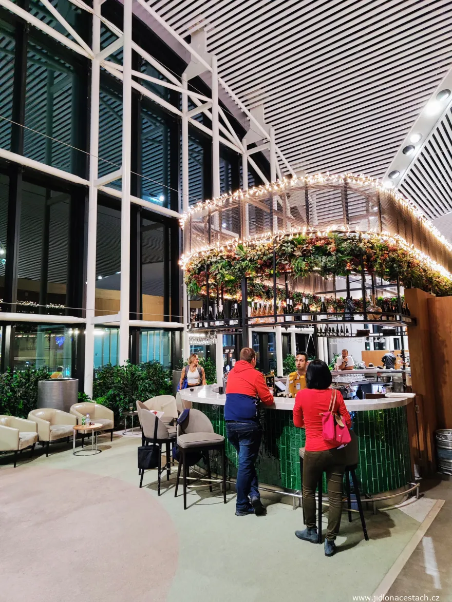 Le bar et sa carte de boissons alcoolisées au salon iGA Lounge d'Istanbul.