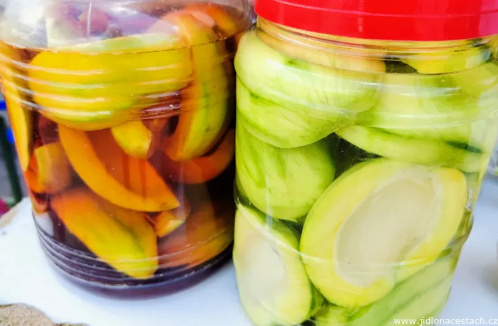 Ananás s chilli a nakladané mango
