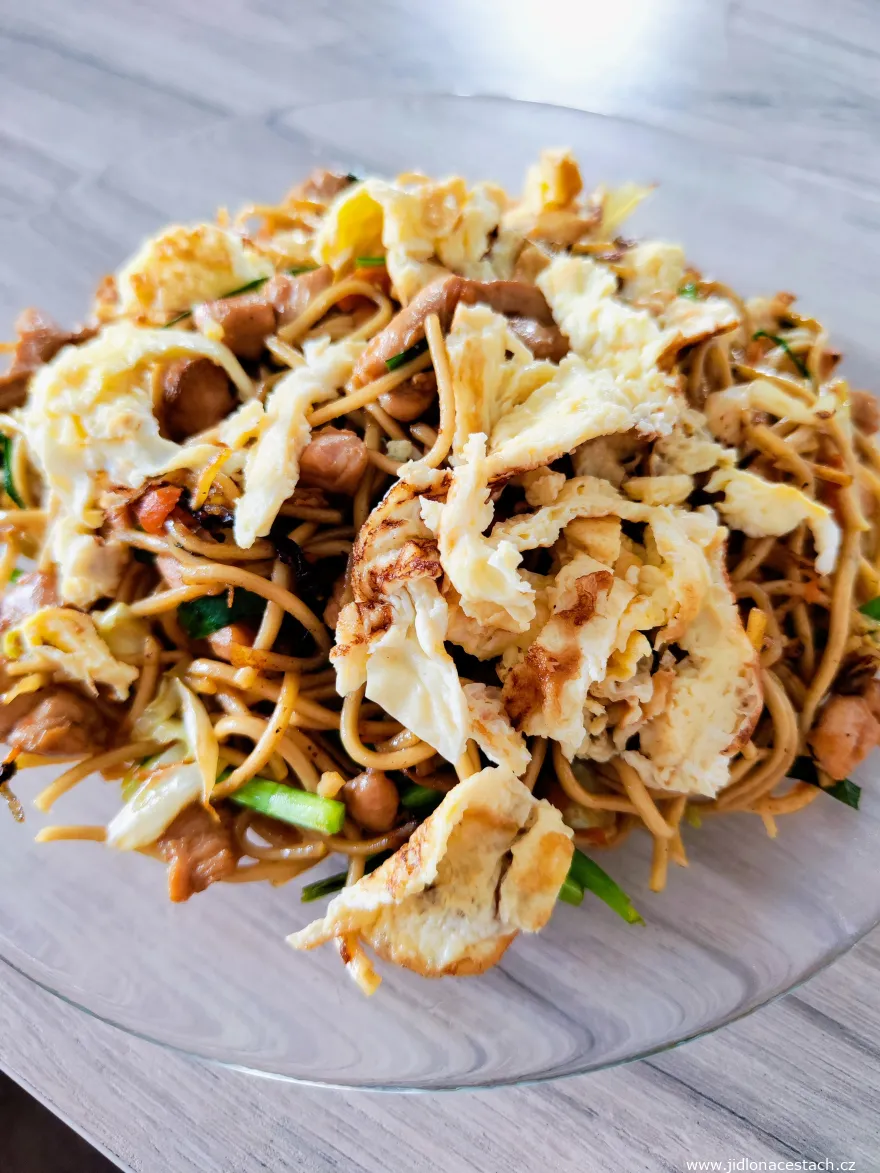 Nouilles sautées mine frit au poulet et à l'œuf. Nouilles sautées mine frit au poulet et à l'œuf.