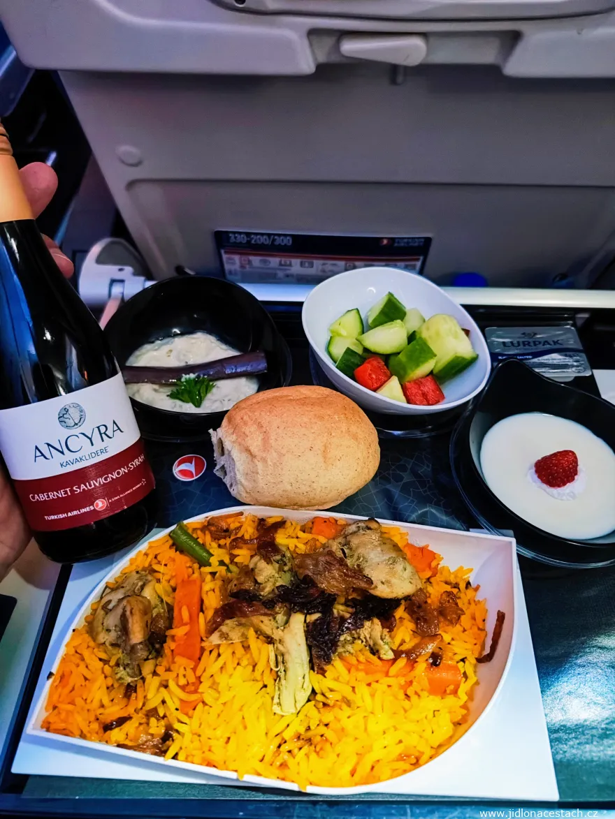 モーリシャス発イスタンブール行き、ターキッシュ エアラインズの長距離便の夕食。 モーリシャス発イスタンブール行き、ターキッシュ エアラインズの長距離便の夕食。