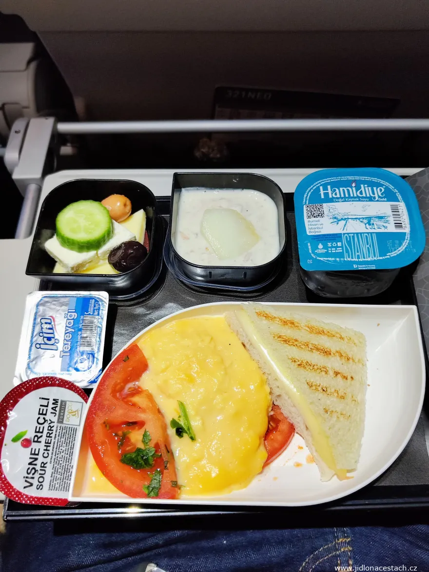 イスタンブール発プラハ行き、ターキッシュ エアラインズの朝食。スクランブルエッグ、トースト、トルコのチーズとオリーブ。 イスタンブール発プラハ行き、ターキッシュ エアラインズの朝食。スクランブルエッグ、トースト、トルコのチーズとオリーブ。
