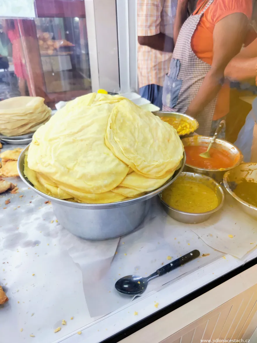 Le plat national mauricien, le dholl puri : une galette de pois cassés jaunes.