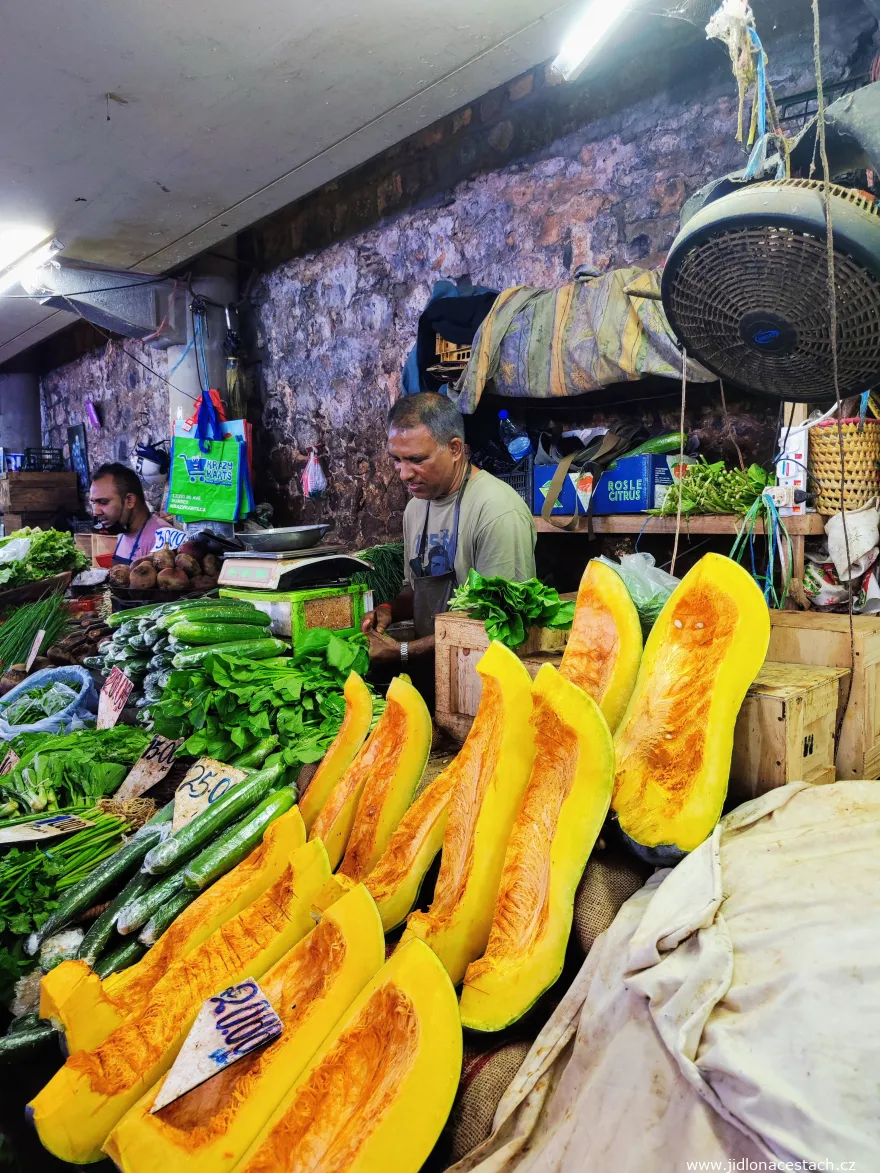 Fruits et légumes au marché central de Port Louis.