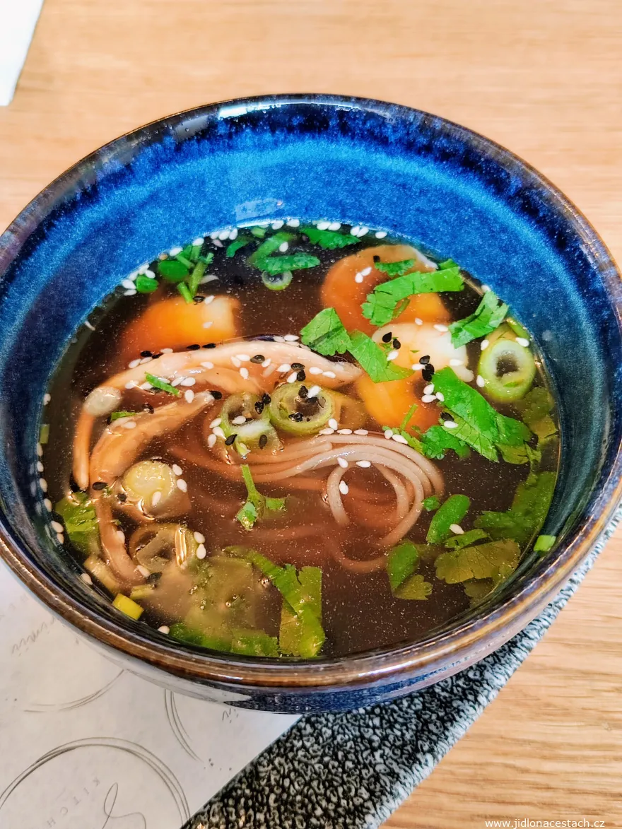 Polévka se soba nudlemi Polévka se soba nudlemi