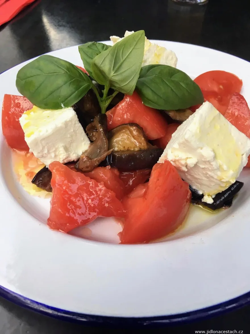 Variácia na šopský šalát - červené olúpané paradajky, vyprážaný baklažán, nakladaný ovčí syr a cesnakový dressing