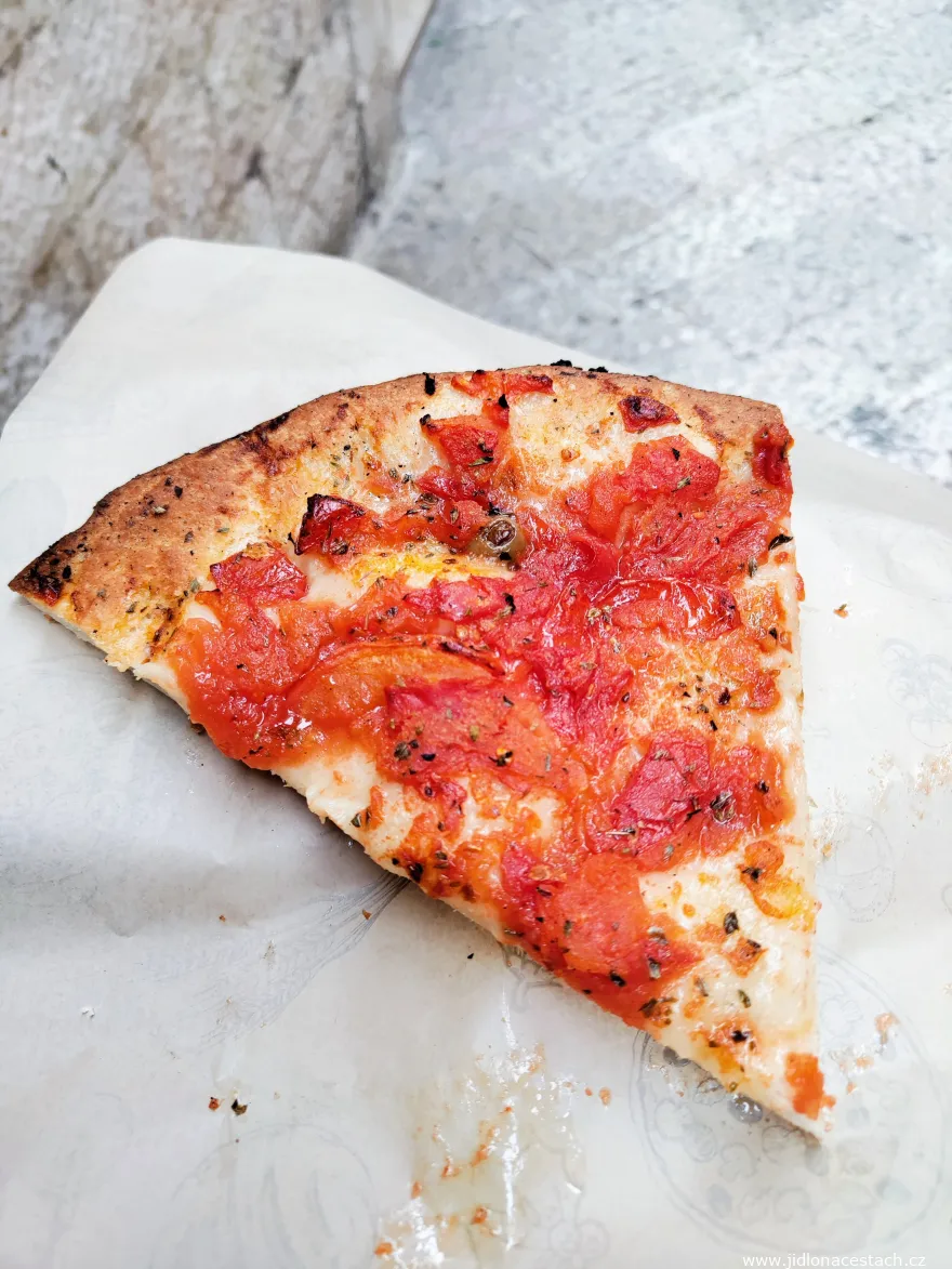 Focaccia barese z pekárny Fiore Focaccia barese z pekárny Fiore