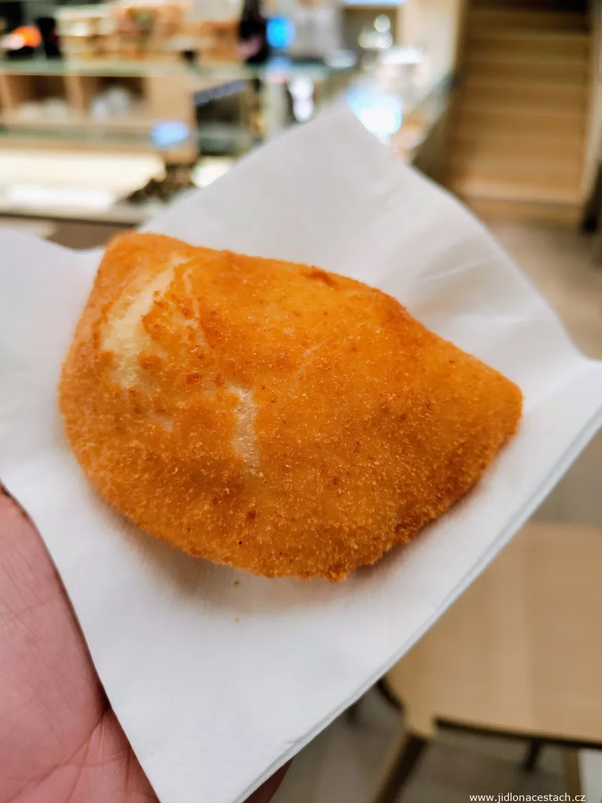 Panzerotti se strouhankou plněné sýrem Panzerotti se strouhankou plněné sýrem