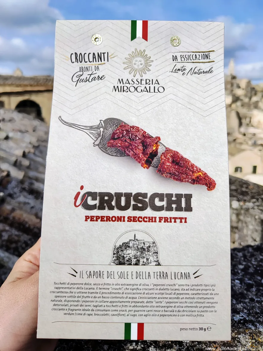 Peperoni cruschi: cips gibi çıtır kurutulmuş biberler, Matera'dan yenilebilir hediyeliğim. Peperoni cruschi: cips gibi çıtır kurutulmuş biberler, Matera'dan yenilebilir hediyeliğim.