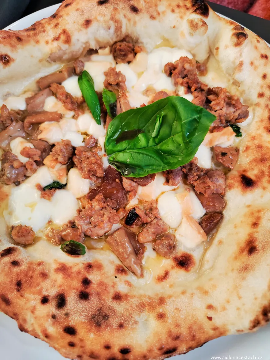 Pizza neapolského štýlu s klobásou salsiccia, hríbkami a syrom Pizza neapolského štýlu s klobásou salsiccia, hríbkami a syrom