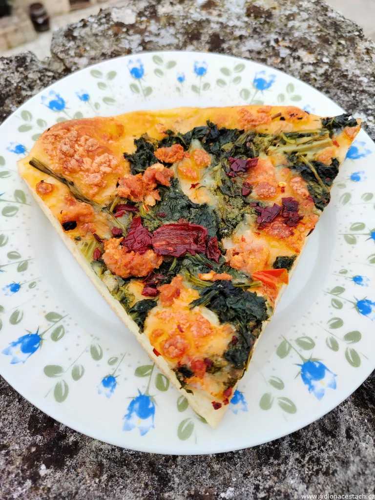 Pizza plněná zeleninou friarielli, klobáskou a papričkou. Sušené pálivé papričky zvané peperoni cruschi jsou specialitou regionu Basilicata na jihu Itálie.