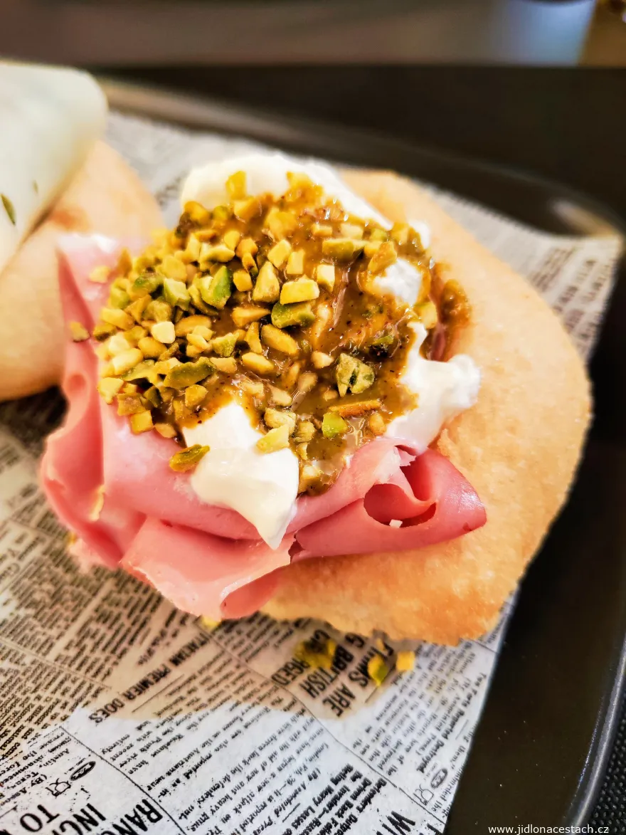 Pizza Montanara s mortadellou, syrom straciatella, pistáciovým krémom a drvenými pistáciami