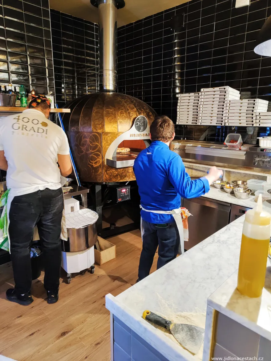 Pec na pizzu v pizzerii 400 Gradi