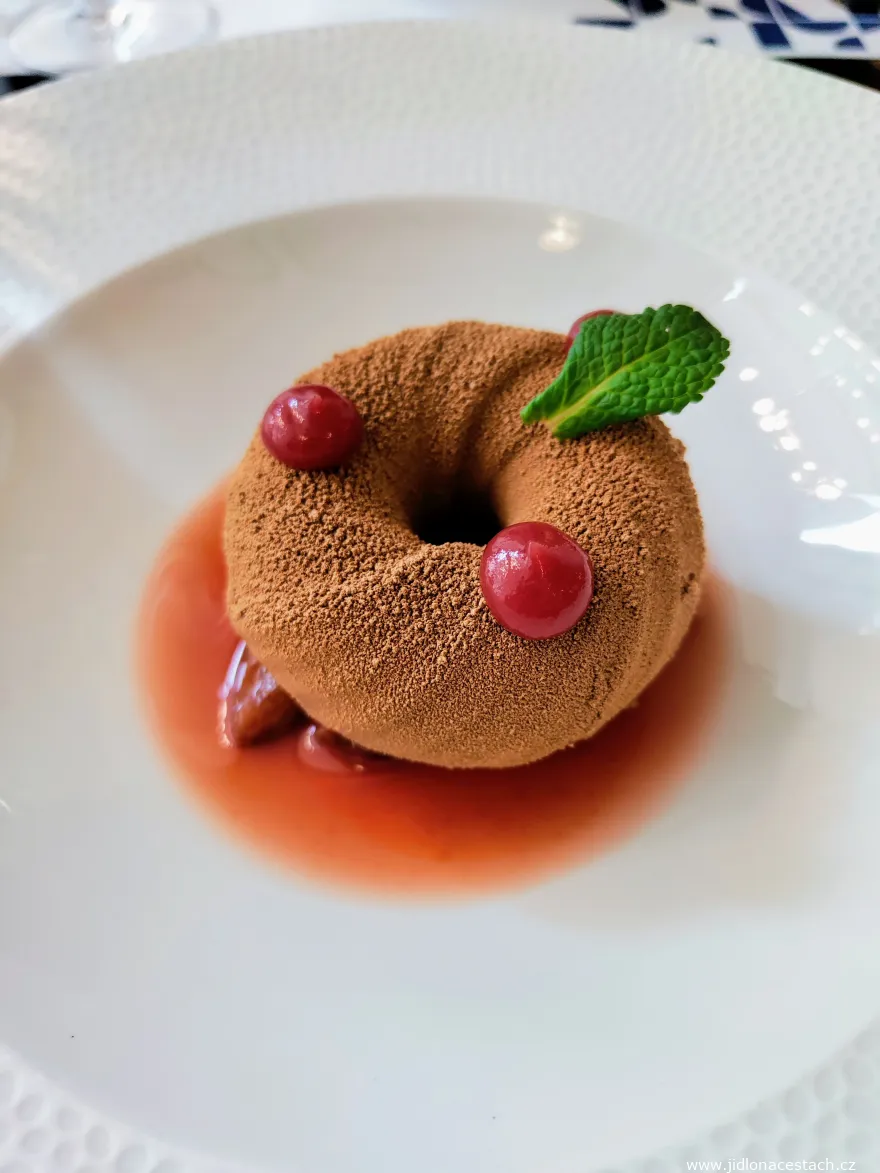 Obedové menu reštaurácie Dejvická 34 - čokoládový mousse s amarettom ako dezert (marec 2023). Obedové menu reštaurácie Dejvická 34 - čokoládový mousse s amarettom ako dezert (marec 2023).