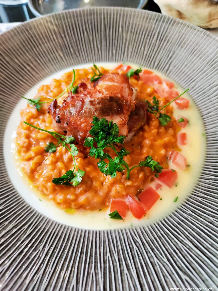 Obedové menu reštaurácie Dejvická 34 - morský čert ala saltimbocca ako hlavné jedlo (marec 2023).