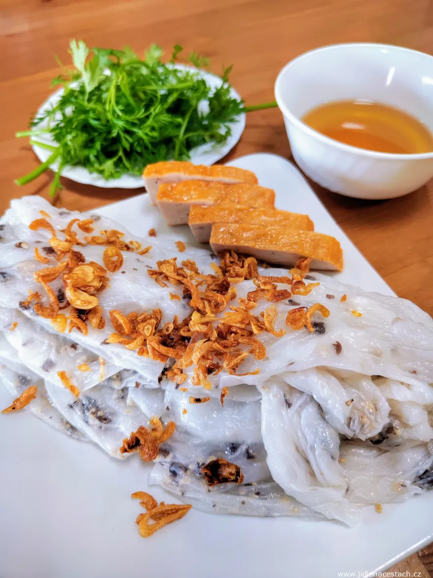 Bistro Huyền Long and its rice rolls bánh cuốn