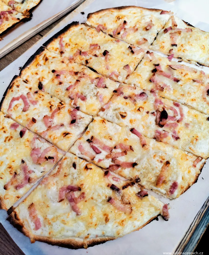Ekşi kremalı, domuz pastırmalı ve soğanlı La Gratinée tarte flambée'si (Fransa'nın Colmar'ı).