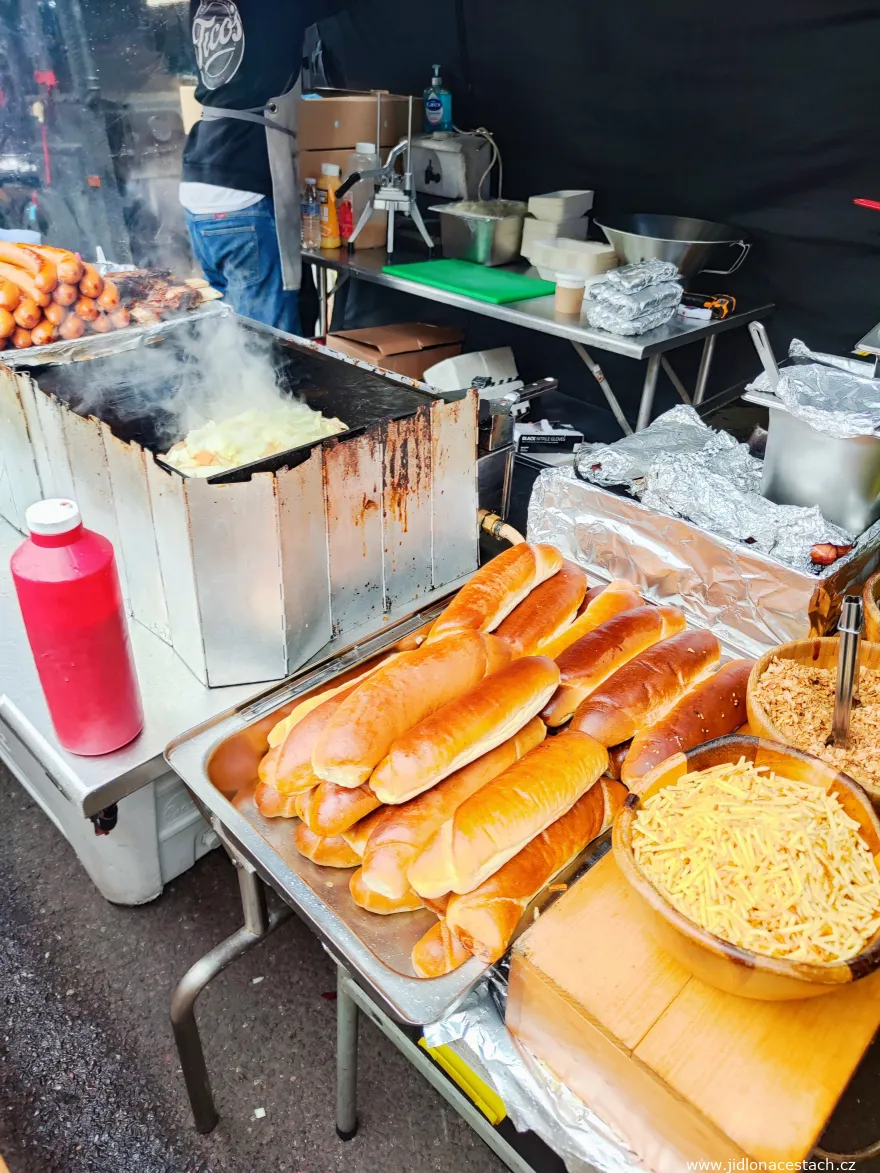 Broadway Market: stragan z hot dogami. Broadway Market: stragan z hot dogami.
