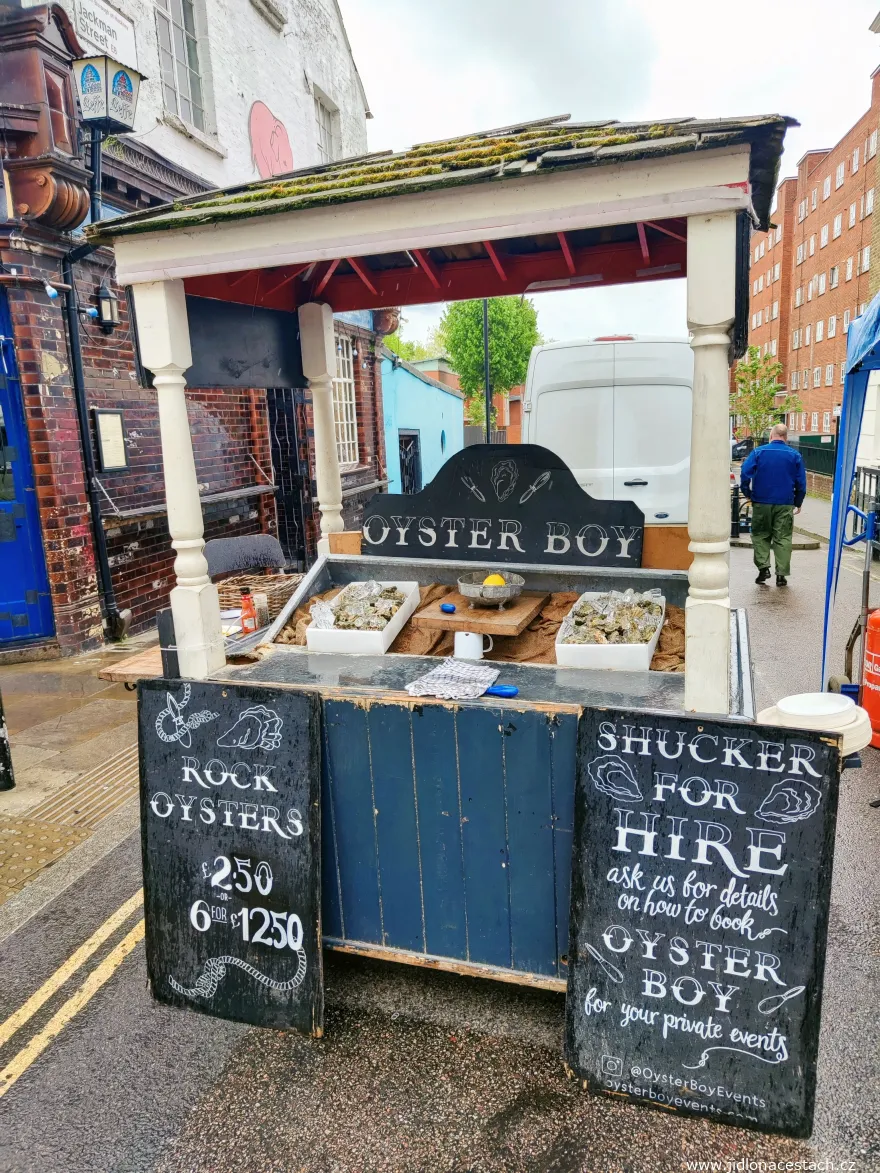 Broadway Market: stragan ze świeżymi ostrygami.